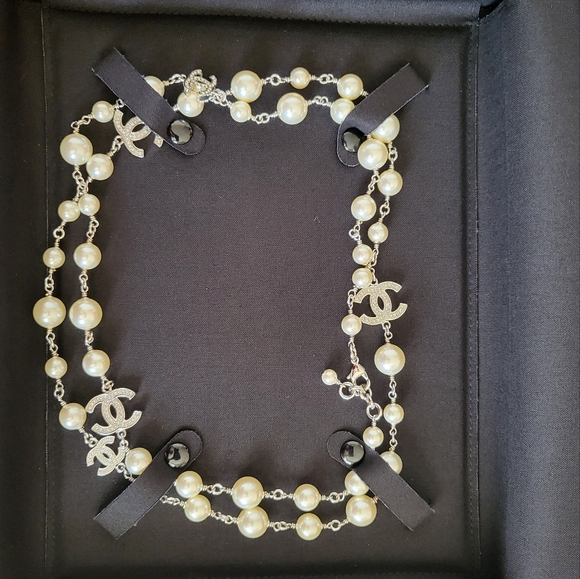 Brand New 2023 authentic Chanel 5 crystal cc pearly long necklace - Picture 7 of 16